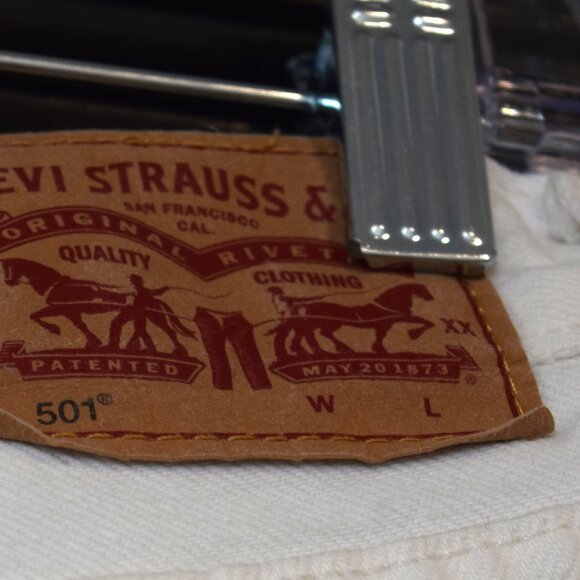 White Levi's 501's w/a‎ button fly 29x30 - Picture 11 of 13